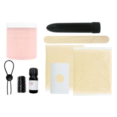 Kit com frasco, objeto cilíndrico preto, pau de madeira, dois saquinhos de pó, garrafa preta, rolo e elástico