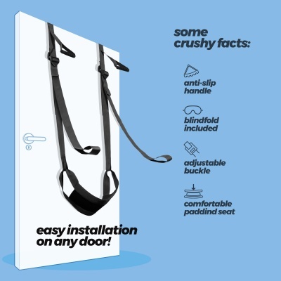 Cintas pretas ajustáveis com assento acolchoado instaladas numa porta branca