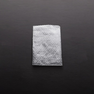 Bolsa de plástico bolha branca sobre superfície negra