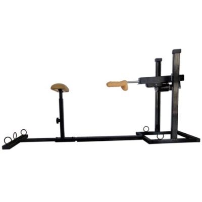 Estrutura metálica preta com suportes de madeira clara para treino