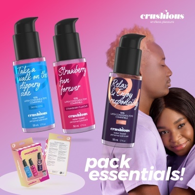 Frascos coloridos de lubrificantes crushions com casal no fundo e texto promocional