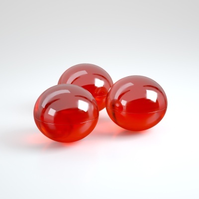Três cápsulas plásticas vermelhas translúcidas