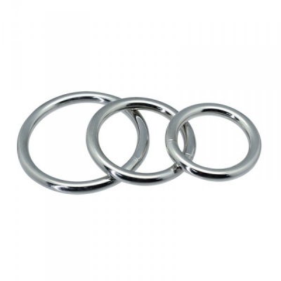 Três argolas metálicas prateadas de tamanhos variados