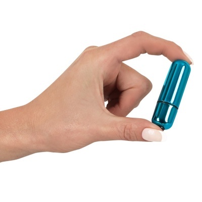 Mão a segurar pequeno objeto metálico azul alongado