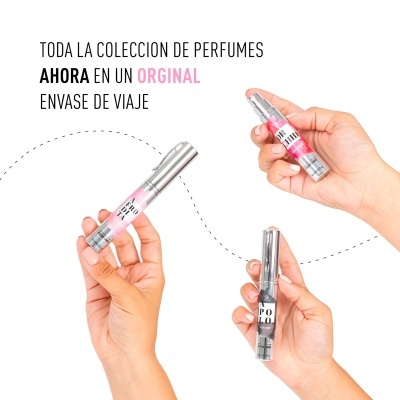 Mãos seguram frascos de perfume de viagem com texto em espanhol no fundo branco