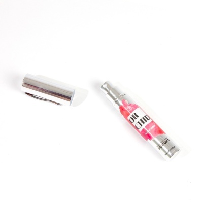 Frasco de spray perfumado pequeno e transparente com tampa prateada removida