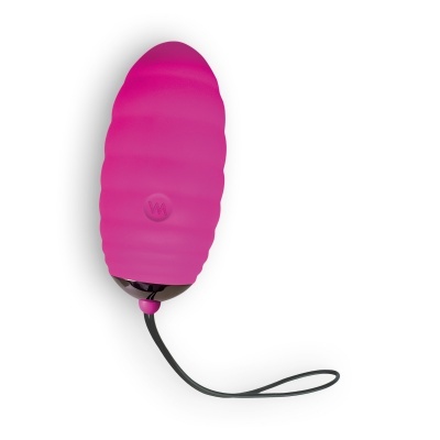 Dispositivo vibratório cor-de-rosa com alça preta e detalhes metálicos