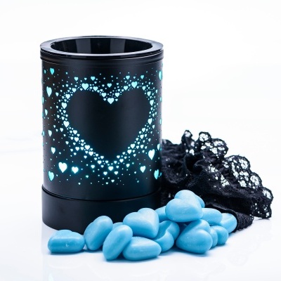 Vela perfumada com padrão de corações iluminados, pedras azuis e saco de renda preta