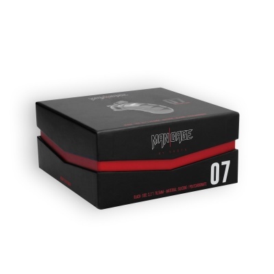Caixa preta quadrada com faixa vermelha e texto MAN CAVE ITALIA e número 07
