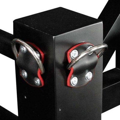 peça metálica preta com fixadores ovais e argolas metálicas