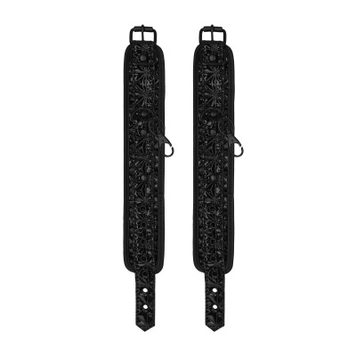 Par de tiras pretas de couro bordadas com fivelas e detalhes florais em relevo