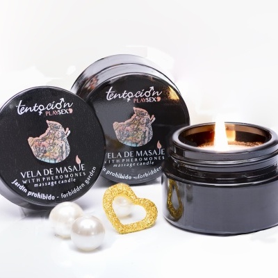 Vela de massagem Tentación Pluserx com acessórios de bijuteria em fundo branco