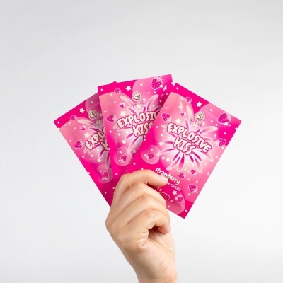 Pacotes cor-de-rosa Explosive Kiss sabor morango com gráficos, na mão