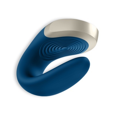 Dispositivo curvo em silicone azul com superfície ondulada e base branca