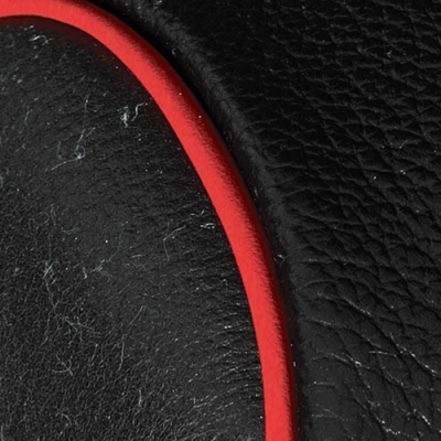 Detalhe de couro preto com linha vermelha