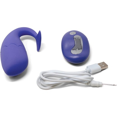 Dispositivo curvo roxo, comando remoto e cabo USB branco sobre fundo branco