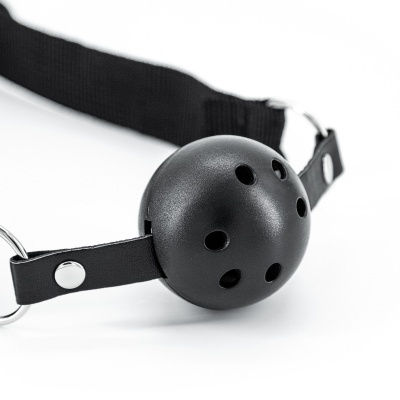 Bola de mordida preta com correias pretas e rebites metálicos