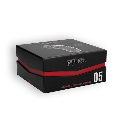 Caixa preta e vermelha com texto MAN GREE EMPORIUM e número 05