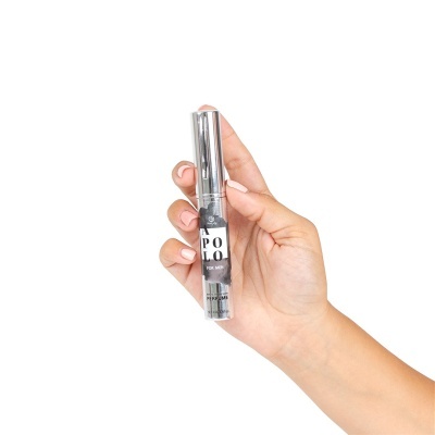 Frasco de perfume POLO FOR MEN transparente e prateado na mão