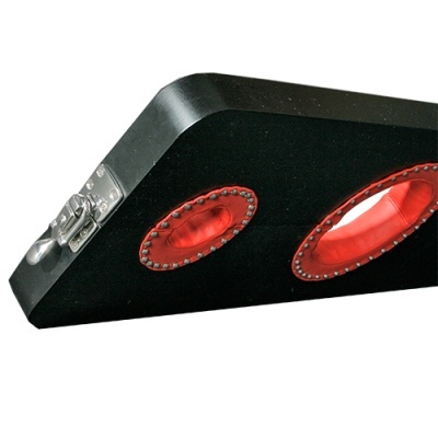 Mala preta com aberturas ovais vermelhas e fecho metálico