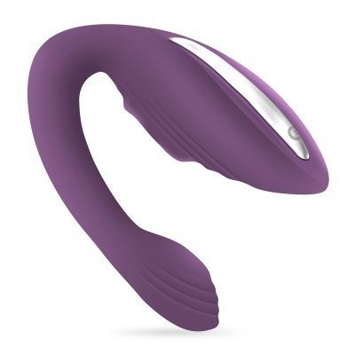 Produto em silicone roxo com detalhe prateado e formato curvo