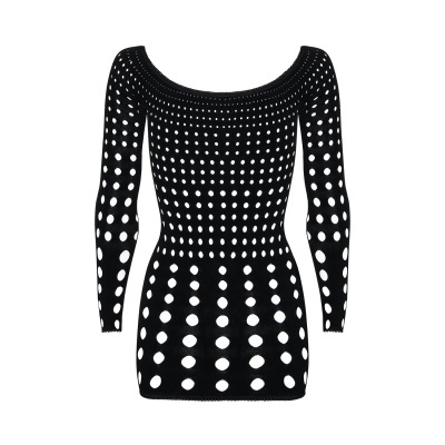 Vestido preto com bolinhas brancas e decote largo