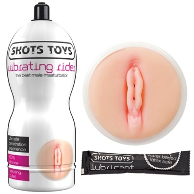 Masturbador masculino vibratório SHOTS TOYS branco com imagem de vulva e lubrificante em embalagem preta