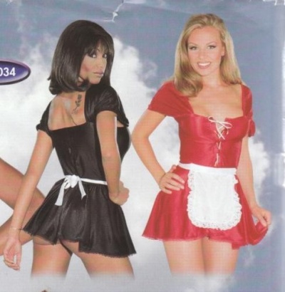 Duas mulheres com vestidos curtos preto e vermelho com aventais pequenos brancos de renda.