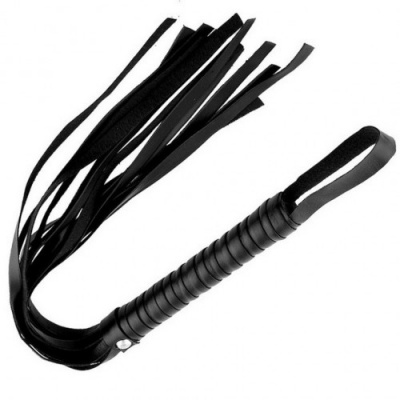 Chicote preto com tiras longas e pega com alça