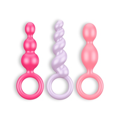 Três brinquedos sexuais de silicone coloridos com anéis na base