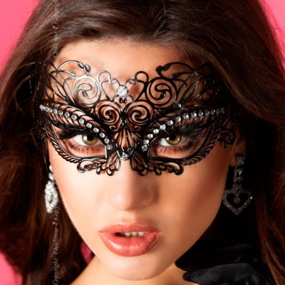 Máscara facial decorativa em metal preto com strass e desenho intricado