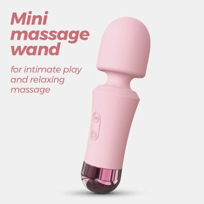 Mini massageador rosa claro com base rosa metálica e texto promocional em inglês