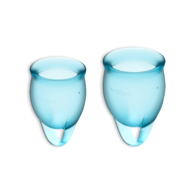 Dois copos medidores azuis claros, 15 ml e 20 ml, fundo branco