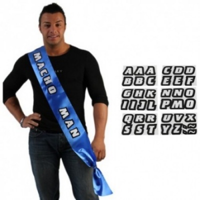 Homem com faixa azul escrito MACHO MAN em branco