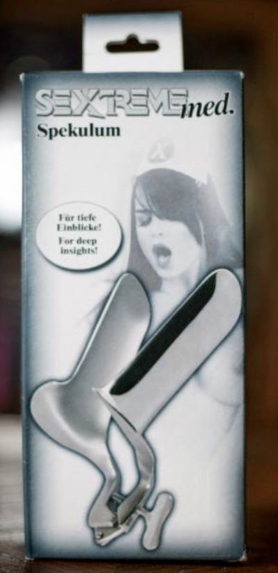 Embalagem de espéculo metálico prateado com texto em alemão e inglês
