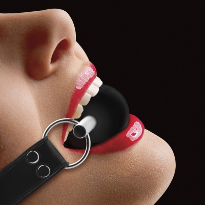 Boca com bola preta presa por correia de couro preto