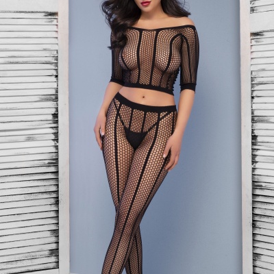 Conjunto feminino preto transparente com padrão de malha em modelo