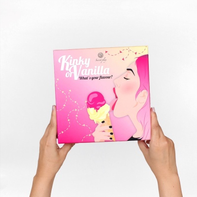 Caixa quadrada rosa e amarela com ilustração de mulher a lamber gelado e texto Kinky or Vanilla