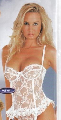 Mulher a usar lingerie branca de renda transparente com alças finas e detalhes florais