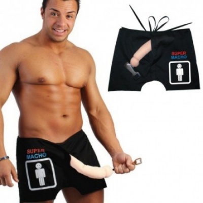 Cuecas pretas com texto SUPER MACHO e prótese anatómica