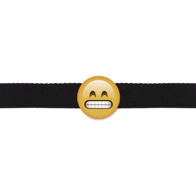 Pulseira preta com botão emoji amarelo de olhos sorridentes e dentes cerrados
