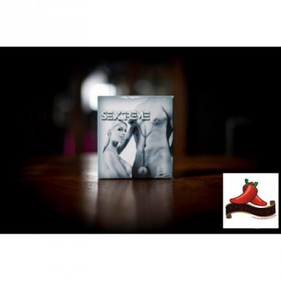 Caixa de perfume ou cosmético com imagem a preto e branco de casal e texto SEXTREME