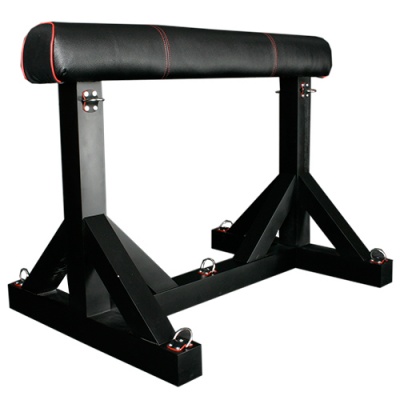 Banco de exercício em aço preto com estofado em couro preto com costuras vermelhas