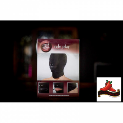 Máscara preta para cabeça com aberturas para olhos e boca na embalagem