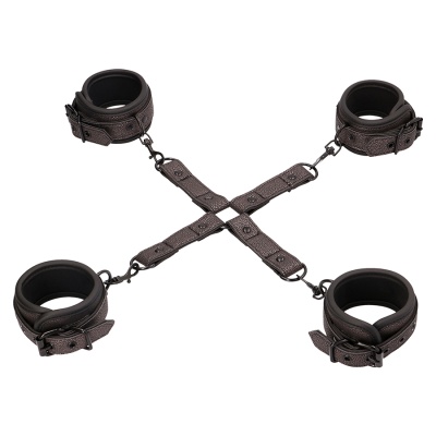 Algemas de couro preto com interior acolchoado e tiras cruzadas em fundo branco