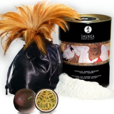 Conjunto de produtos Shunga Erotic Art com saco preto, penugem laranja, fruto aberto e pó branco