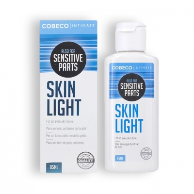 Frasco de plástico branco e embalagem de cartão azul e branco do produto COBECO INTIMATE SKIN LIGHT para pele sensível
