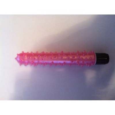 Vibrador rosa texturizado com ponta preta sobre fundo branco