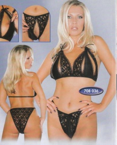 Conjunto de lingerie preta em renda com soutien e tanga em modelo feminino.