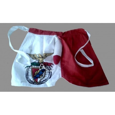 Avental branco e vermelho com brasão colorido e fitas para amarrar.